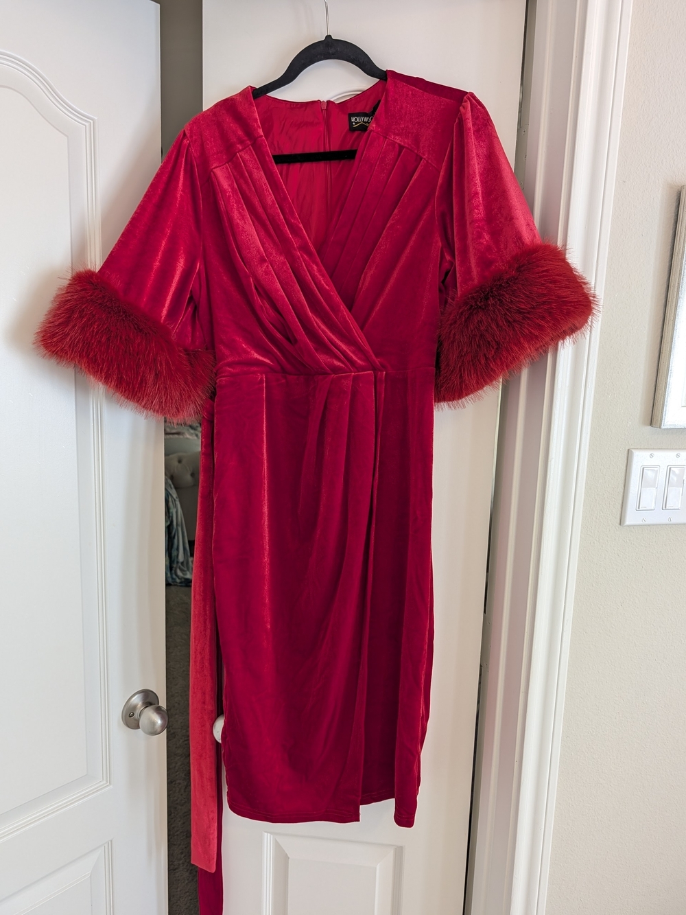 Hollywoodland Red Velvet Fifth Avenue Wrap Wiggle Dress Faux Fur Trim V Neck L - Picture 3 of 7